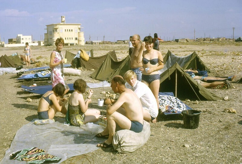 Изображение палаточного лагеря путешественников на пустынном пейзаже недалеко от границы