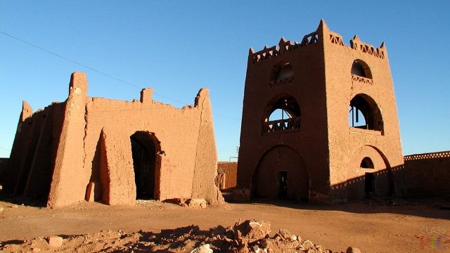 Руины древнего поселения в оазисе Ин-Салах в пустыне Сахара