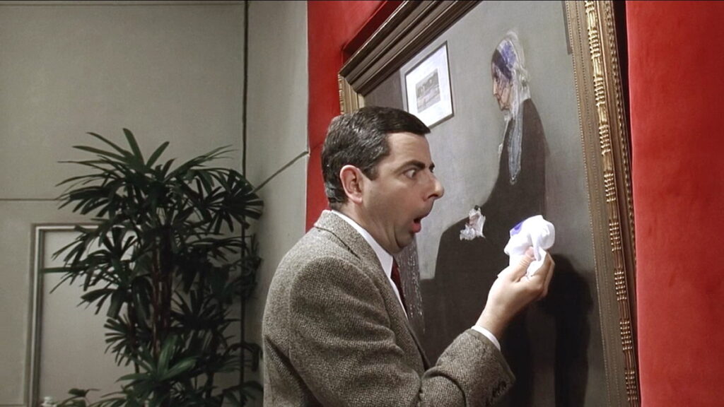 Мистер Бин возле испорченной картины