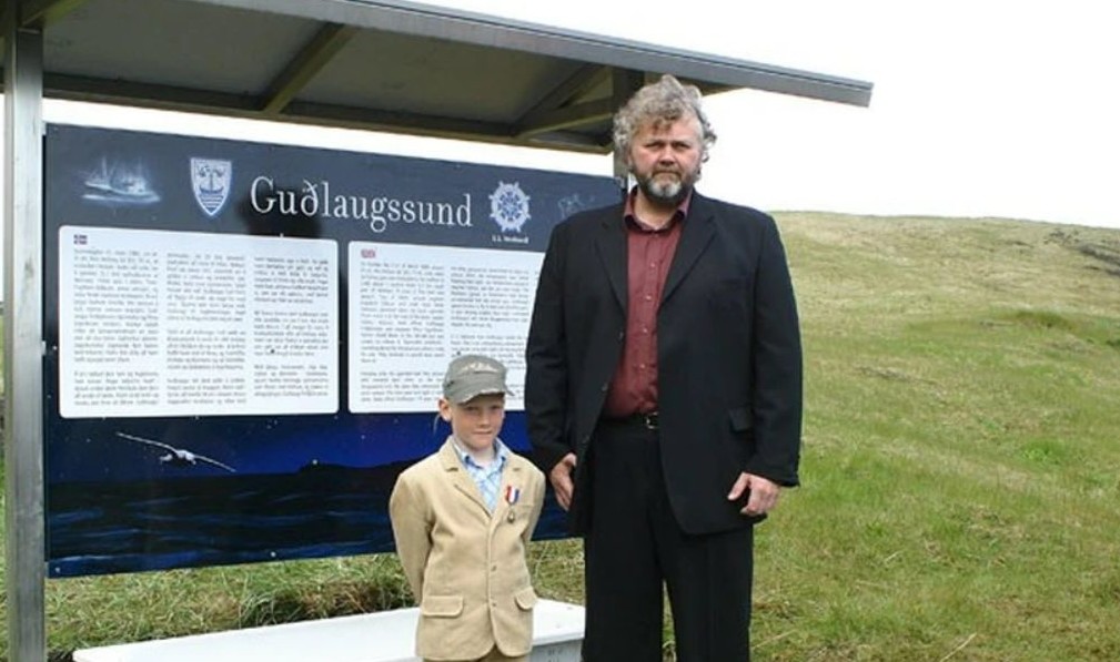 Гудлаугур Фридторссон с внуком на Хеймаэй. Живёт на родном острове, работает на рыбоперерабатывающем заводе