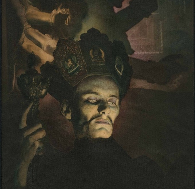 Тантрический колдун в высокой короне и мантии с жутким выражением лица на фоне религиозных фигур &mdash; работа Уильяма Мортенсена