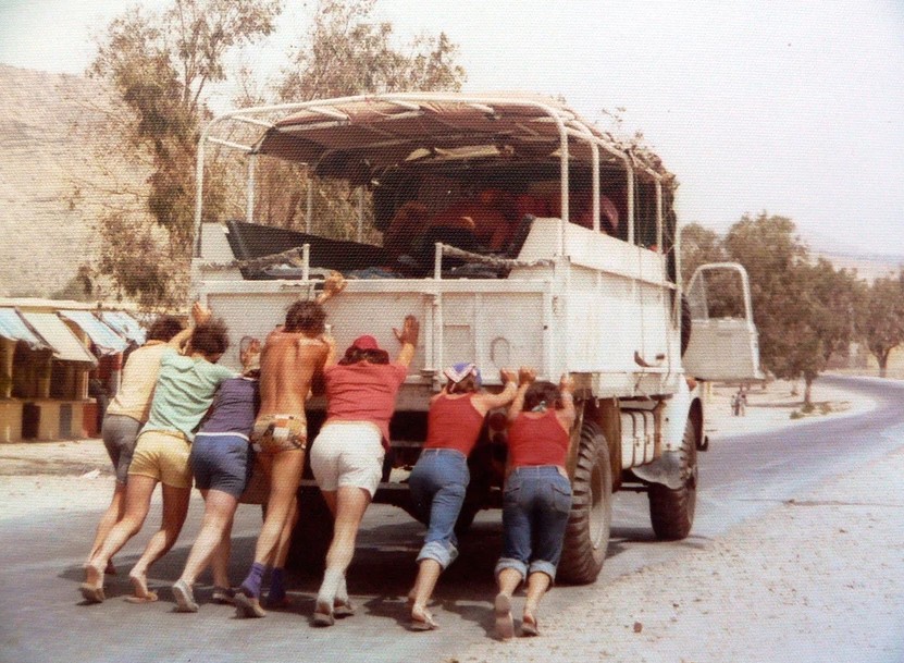 Группа людей толкает грузовик на Тропе хиппи