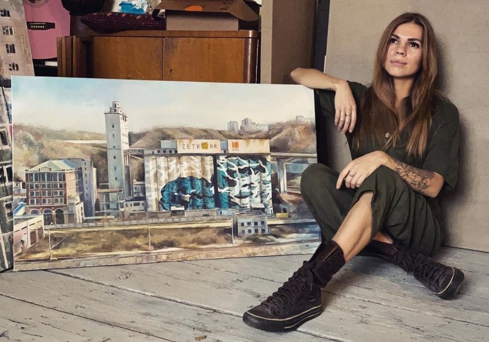 Рабочий момент художницы Саши Володиной в мастерской