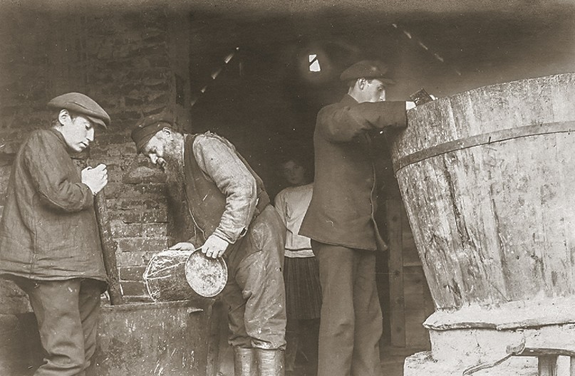 Старая фотография мельника с помощниками начала XX века