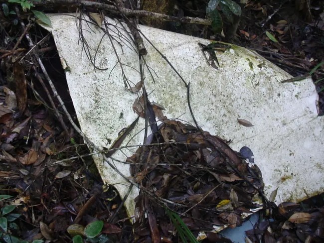 Крупный план обломка крыла самолёта, из которого торчит мягкий пористый утеплитель