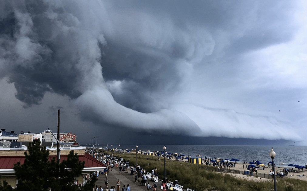 Ураган обрушивается на побережье с огромными волнами и ливнем
