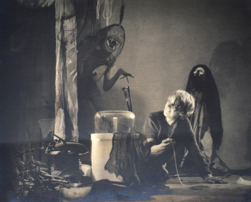 Старая ведьма с демоническим инкубом на спине в мрачной сцене &mdash; классический хоррор Уильяма Мортенсена The Old Hag with Incubus