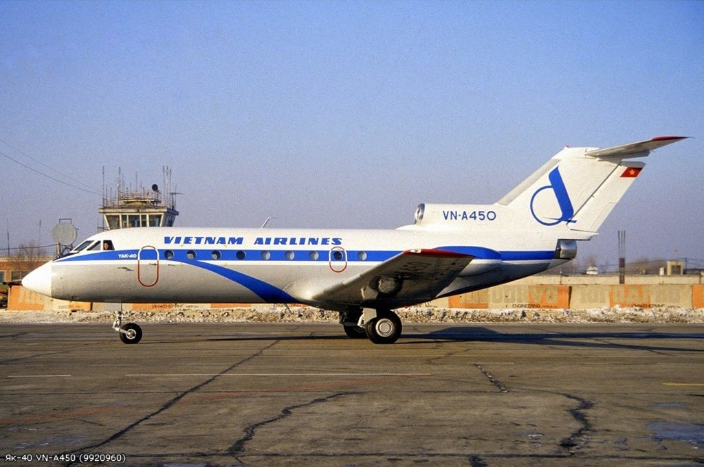 Трёхдвигательный турбореактивный самолёт Як-40 авиакомпании Vietnam Airlines стоит на взлётной полосе