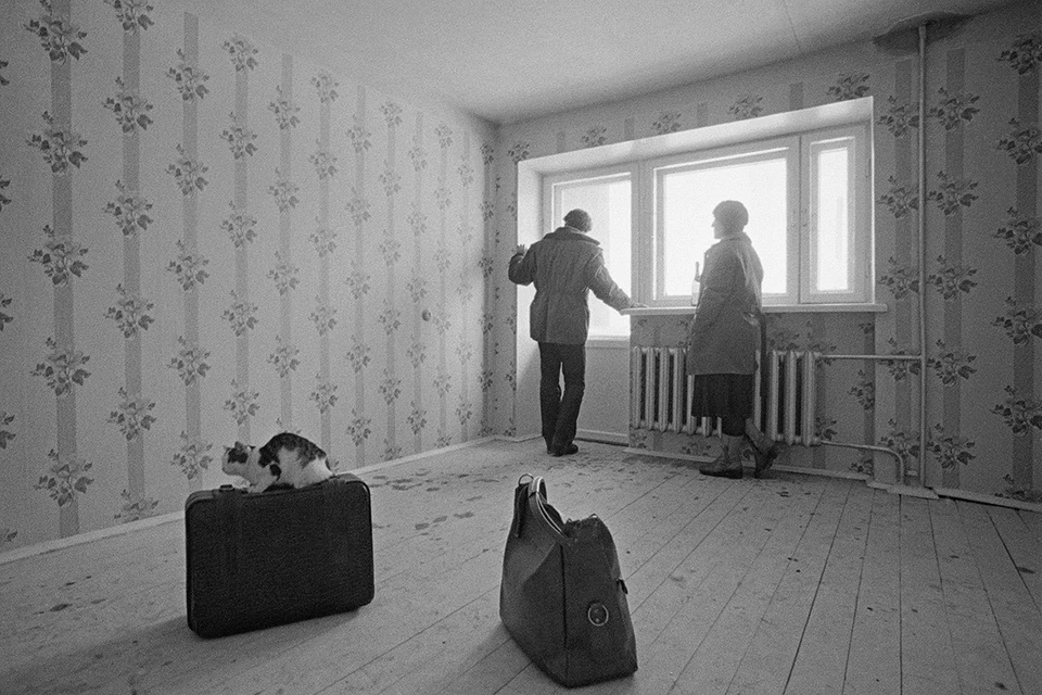 Новосёлы в пустой квартире советского дома, 1960-е годы