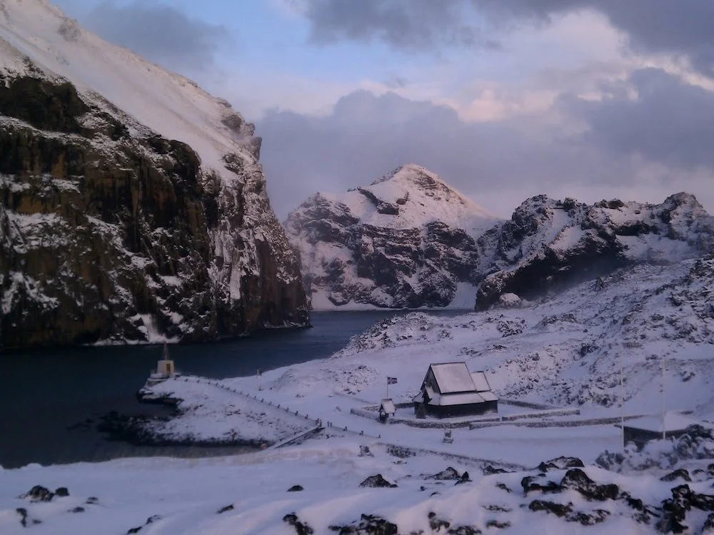 Зимний вид на Вестманнаэйяр в марте &mdash; заснеженный пейзаж острова Хеймаэй