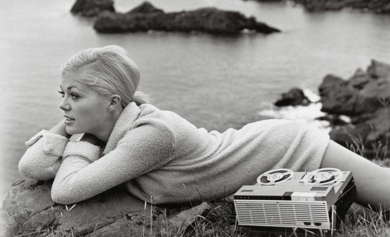 Реклама магнитофона в стиле эпохи ГДР от Günter Rössler