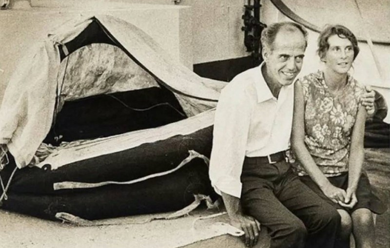 Фотография Тихого океана с волнами, в котором произошло кораблекрушение