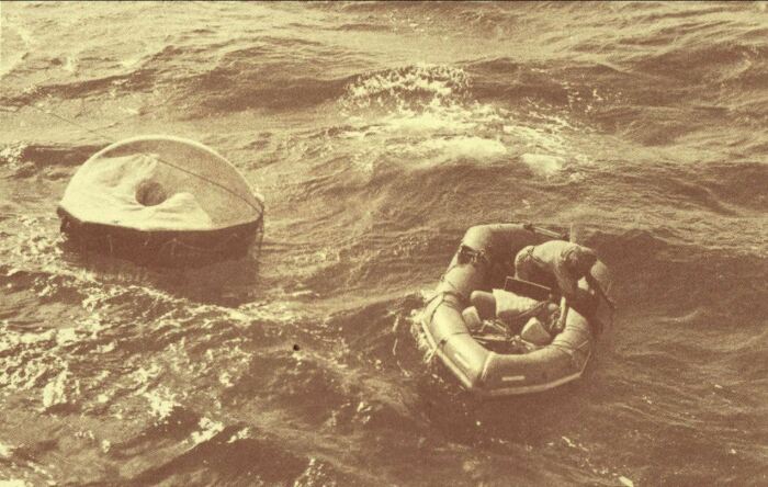 Надувной спасательный плот и резиновая лодка в океане