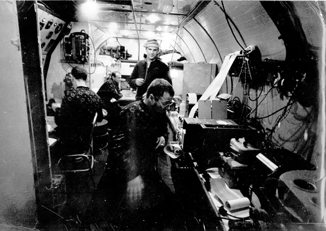 Советские ученые за работой в лабораторном отсеке станции Черномор