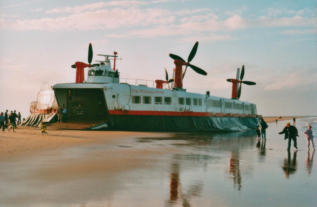 Затонувшее судно на Гудвинских мелях: большой корабль частично погружен в песок на отмели