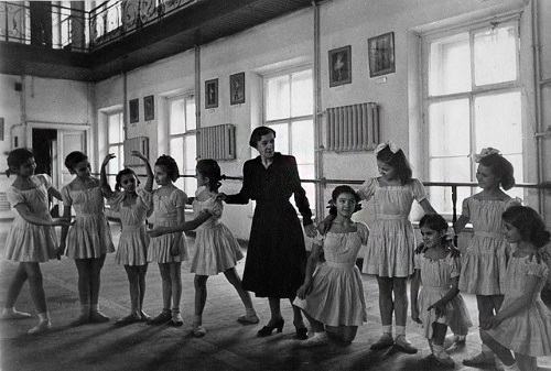 Агриппина Ваганова с самыми юными ученицами. Ленинград. 1940-е годы