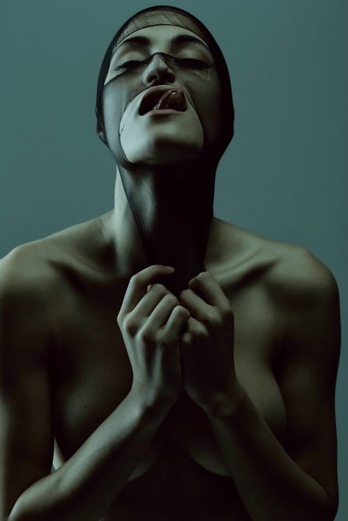 Вертикальный портрет в стиле Alberto Buzzanca с акцентом на эмоции