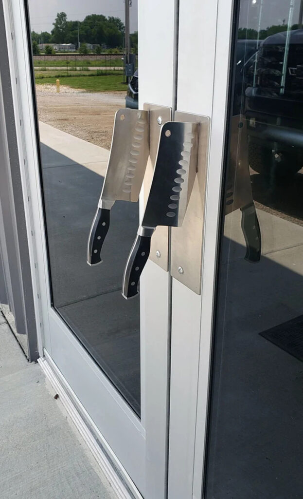 Дверные ручки в форме сосисок в мясном магазине