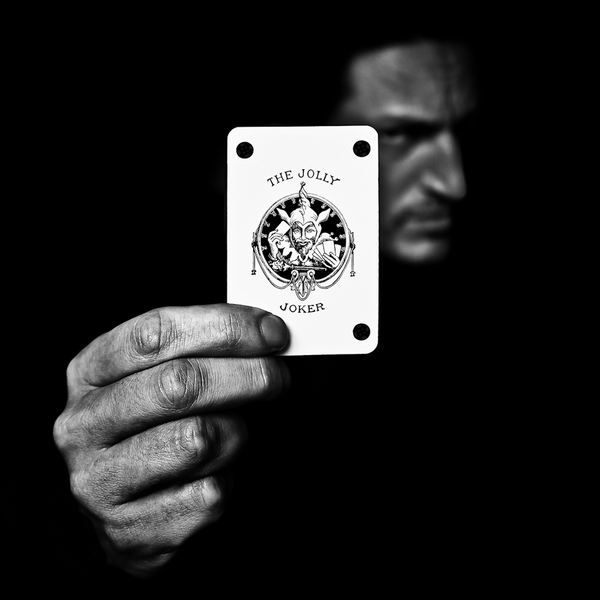 Джокер в минималистичном объективе Benoit Courti