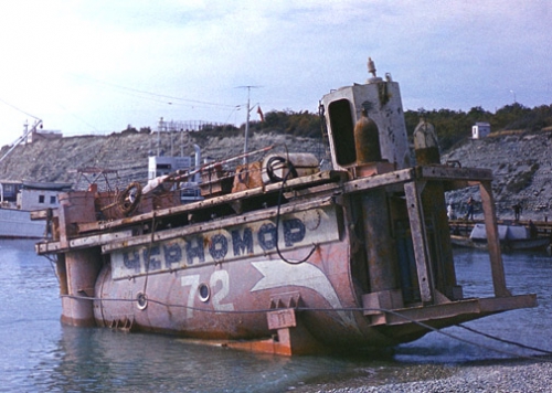 Вид на корпус подводной лаборатории Черномор на берегу после шторма