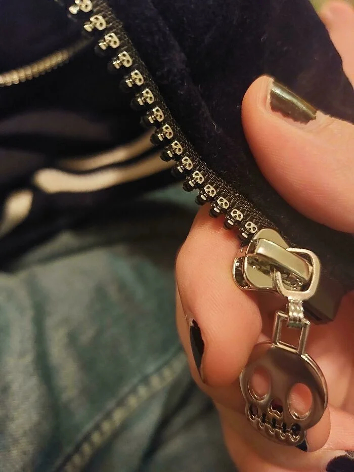 Молния с зубцами в виде черепов