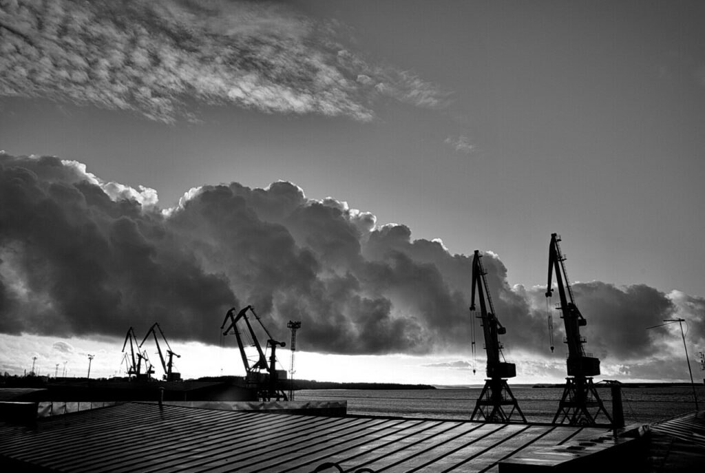 Утро в Выборге черно-белая фотография города