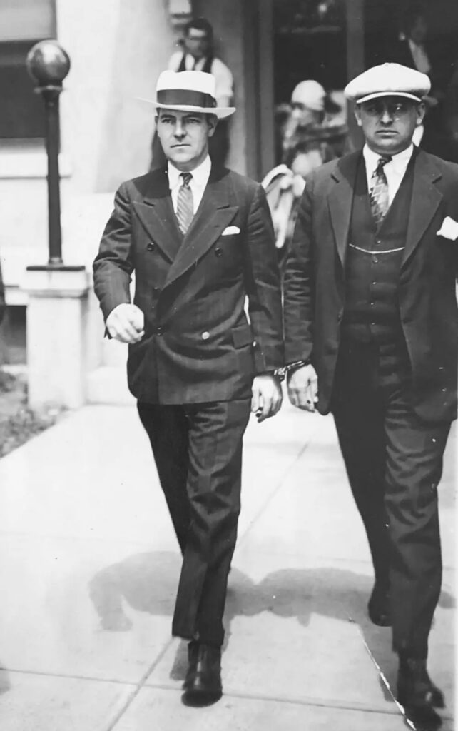 Элегантный Артур Бэрри на фото слева в костюме