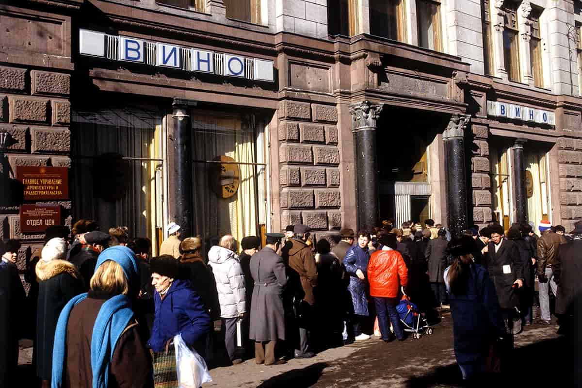 Очередь за алкоголем у советского магазина во время антиалкогольной кампании 1985 года