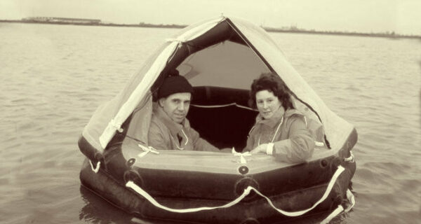 Как супруги Бэйли выживали 117 дней в Тихом океане на крошечном плоту