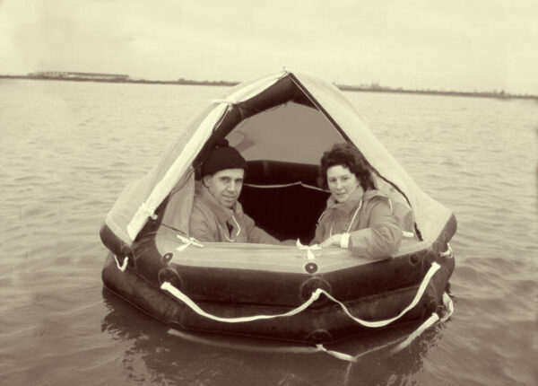 Как супруги Бэйли выживали 117 дней в Тихом океане на крошечном плоту