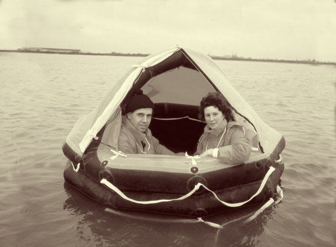 Постановочная фотография супругов Бэйли в спасательном жилете на плоту для книги