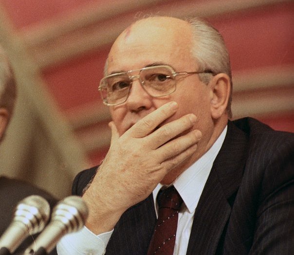 Генеральный секретарь ЦК КПСС Михаил Горбачёв с официальным визитом во Франции 4 июля 1989 года &mdash; в тот самый день, когда советский МиГ едва не долетел до французской границы