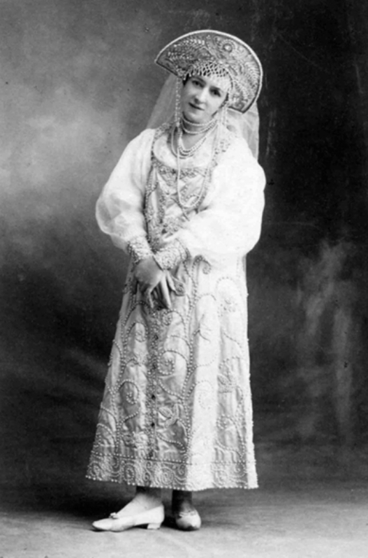 Агрипина Ваганова в русском костюме