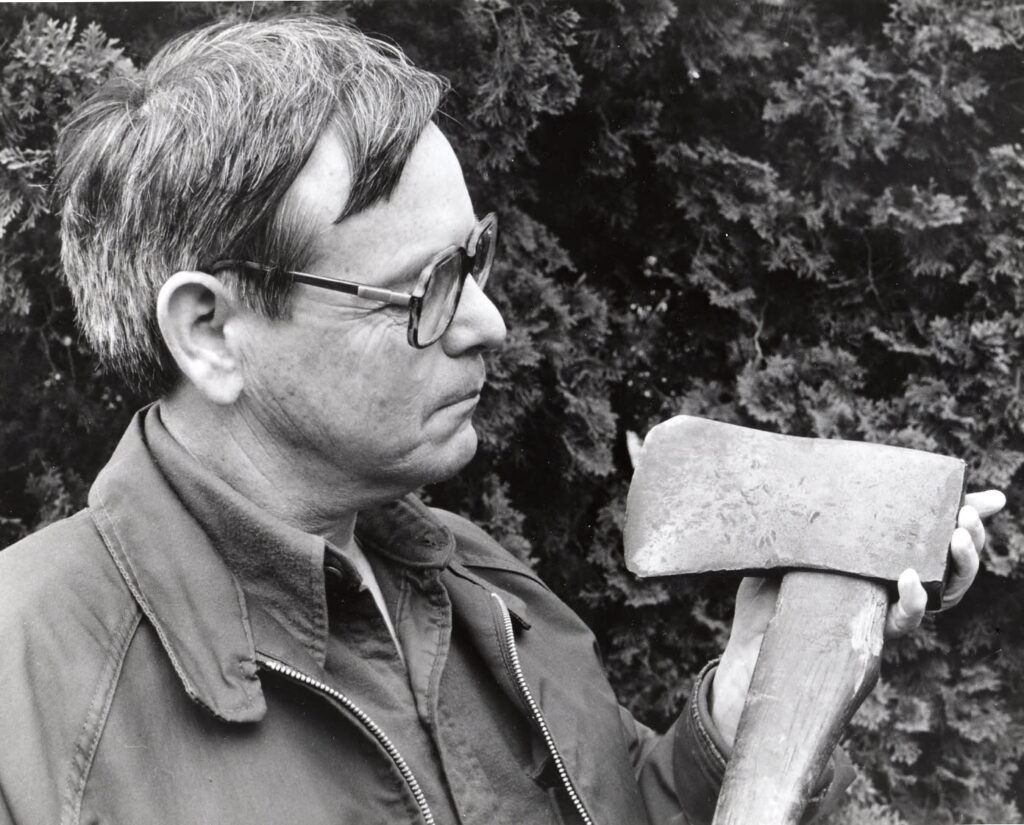 Журналист Эдгар Эпперли с топором, орудием убийства в Виллиске