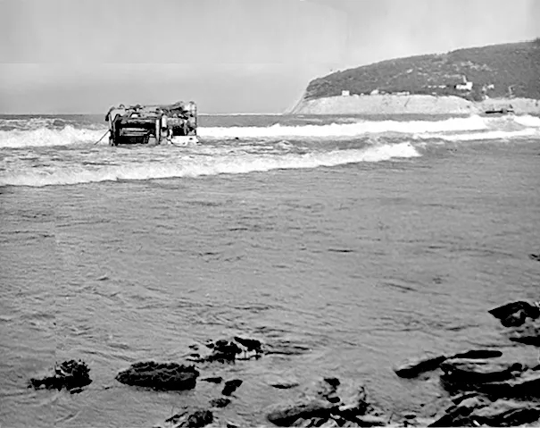 Подводная лаборатория Черномор, выброшенная штормом на берег