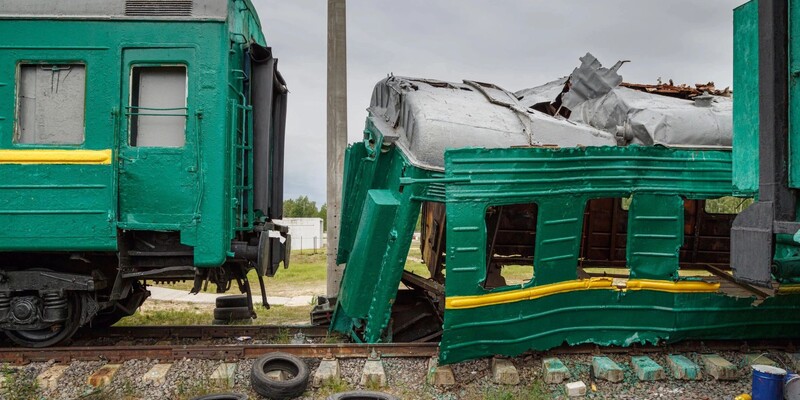 Покореженные вагоны пассажирского поезда