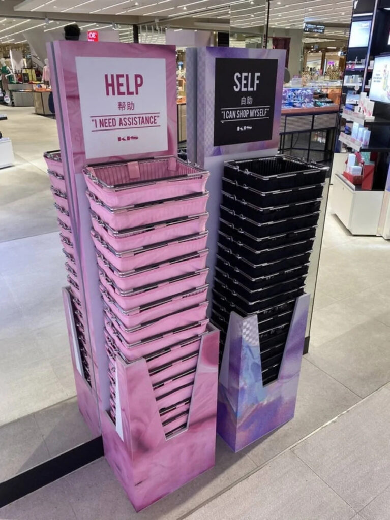 Корзины с цветовой индикацией в магазине