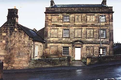 Старинный особняк, в котором часть окон заложена кирпичом