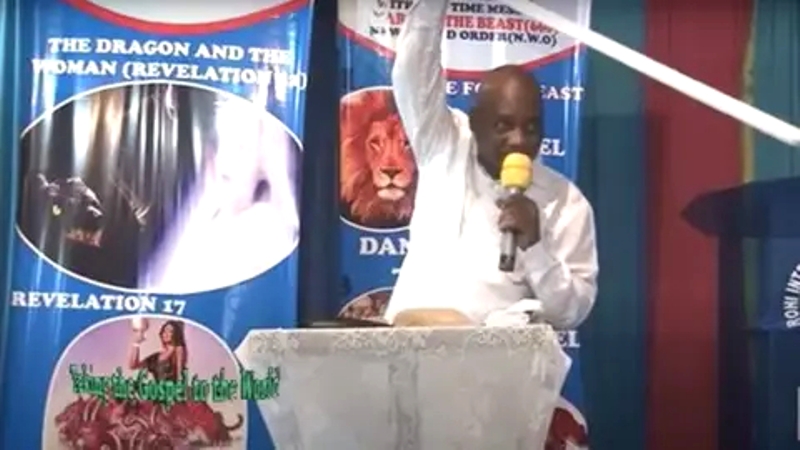 Пастор Пол Макензи во время проповеди с кафедры в своей церкви