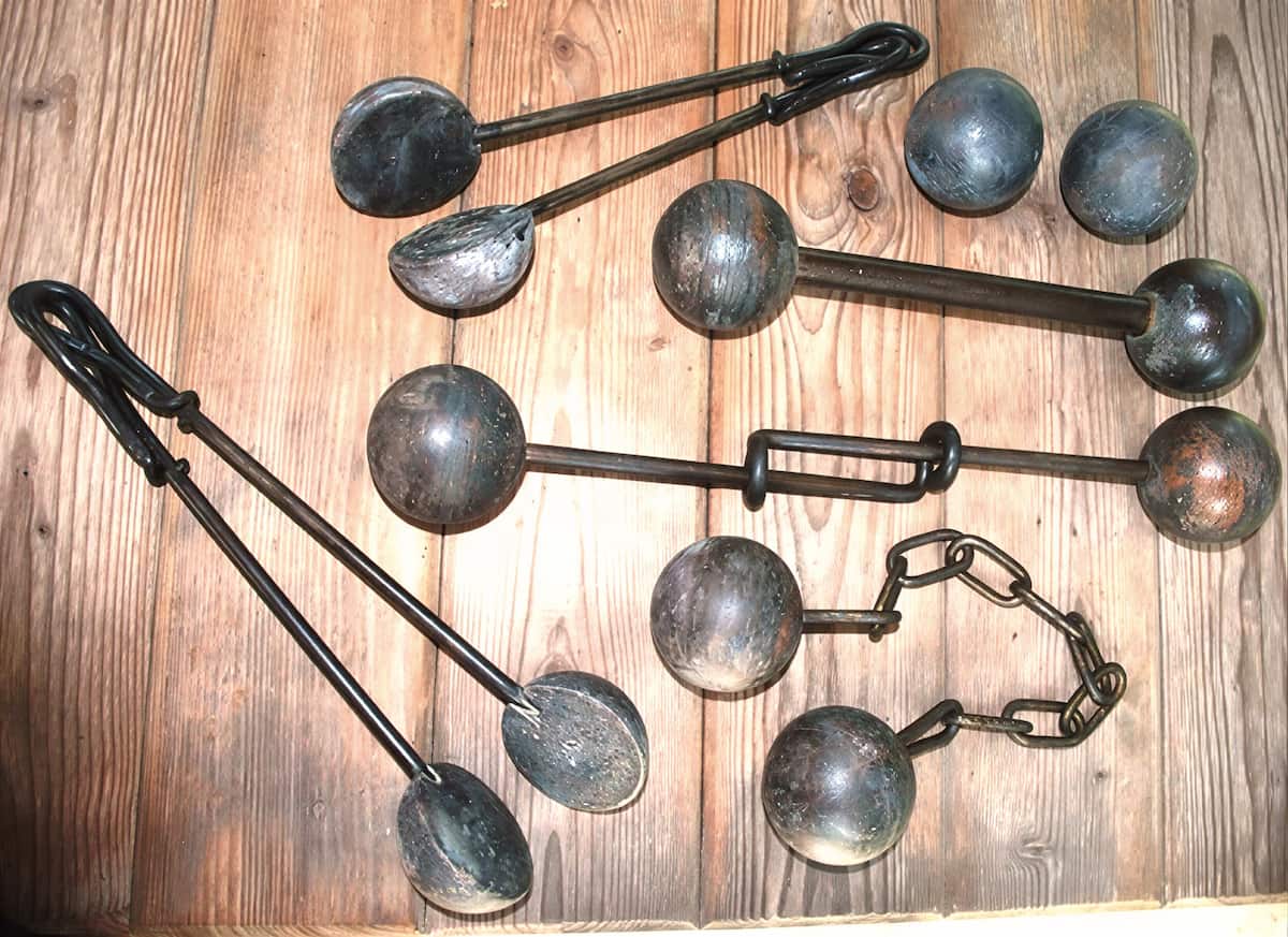 Цепные книппели &mdash; два ядра, соединенные цепью, для разрушения мачт и такелажа