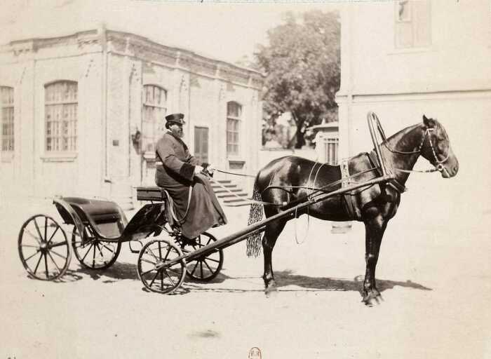 Извозчик в царской России, ожидающий клиента у своего экипажа