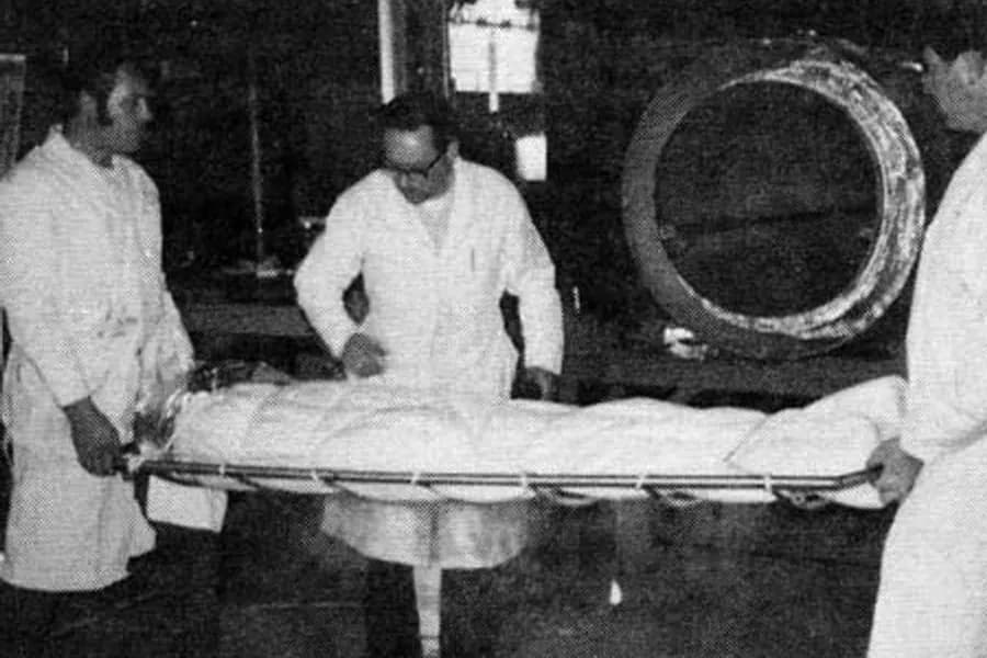 Подготовленное тело Джеймса Бедфорда помещают в криокамеру