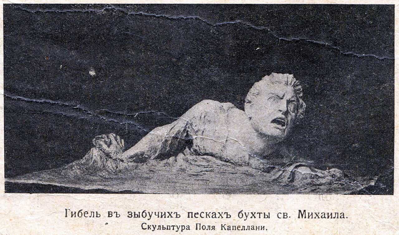 Скульптура человека, тонущего в зыбучих песках, с выражением ужаса на лице, классическое изображение гибели в песках