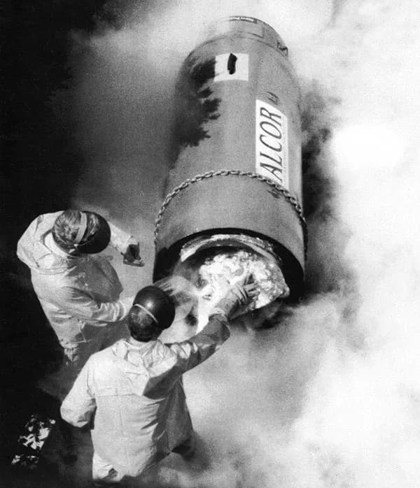 Перевозка криокапсулы с телом Джеймса Бедфорда в хранилище Alcor