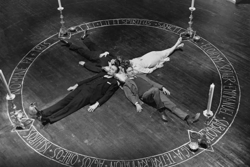 Портрет культистов вызывающих дьявола в ритуале