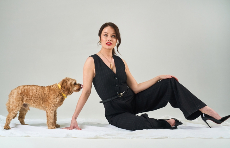 Модель с золотым кулоном Poo Pendant от Butternut Box и House of Oddities