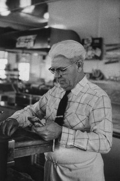 Артур Бэрри на поздних годах за кассой магазина