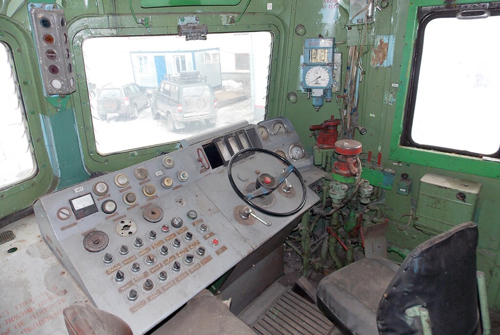 Кабина электровоза ЧС2 &mdash; вид на пульт управления и сиденья машиниста и помощника