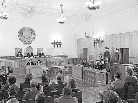 Электровоз ЧС2-724 после катастрофы &mdash; сильно поврежденная кабина и корпус