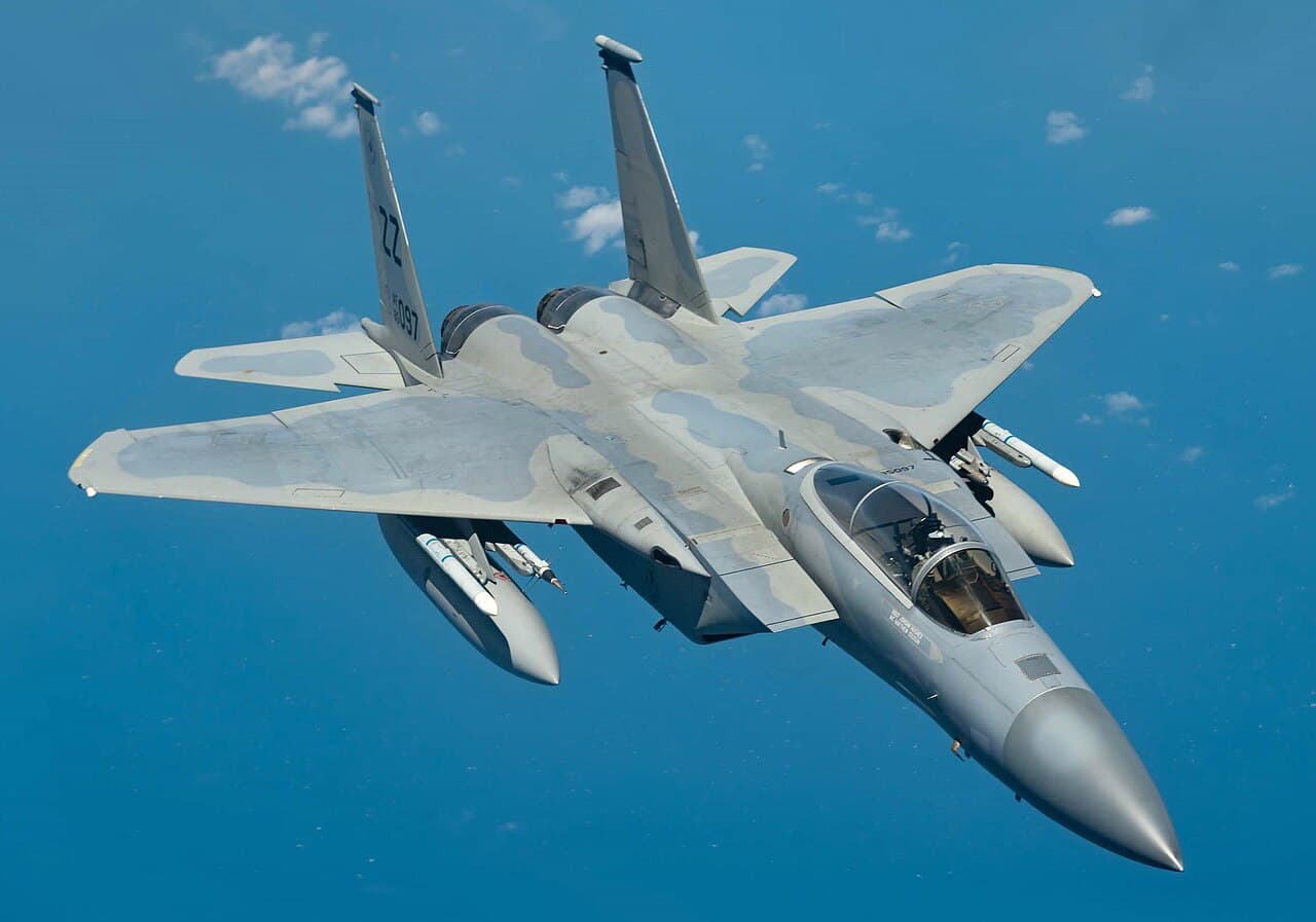Истребитель F-15 Eagle американских ВВС &mdash; именно такие самолёты перехватили беспилотный МиГ-23 над ФРГ в 1989 году